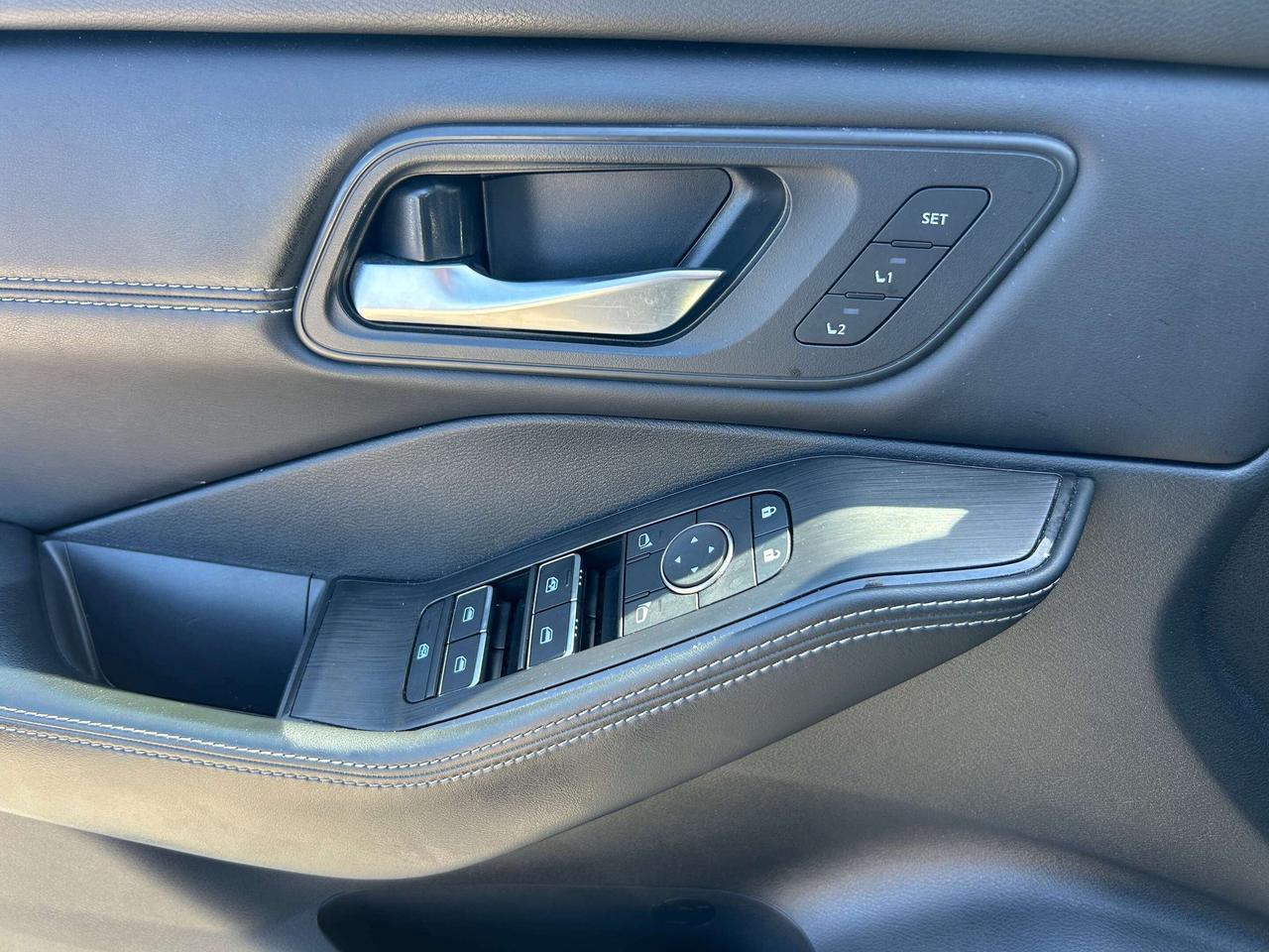 2025 Nissan Rogue SL, CLEAN CARFAX, SUNROOF, REMOTE START, NAV! Photo