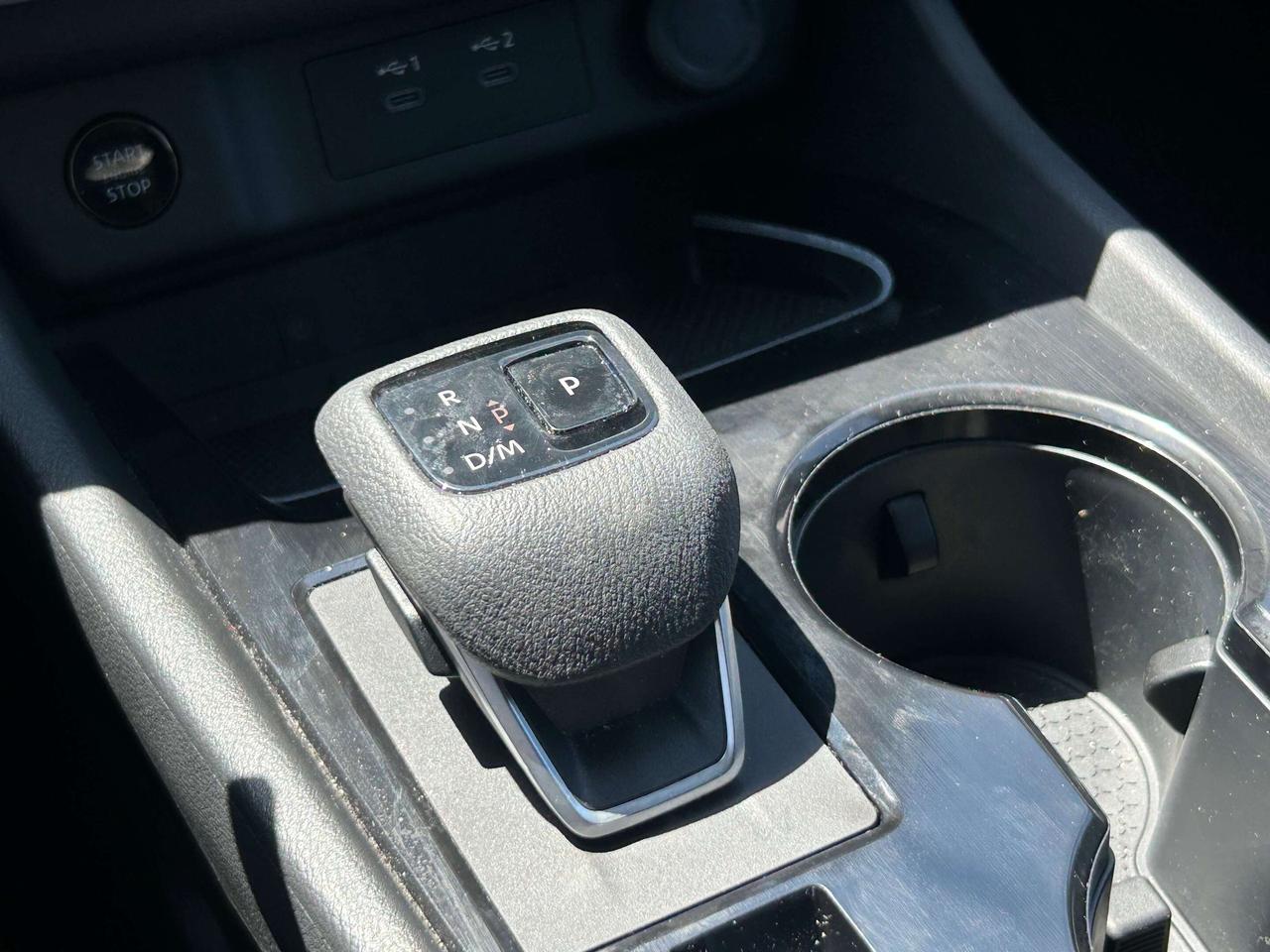 2025 Nissan Rogue SL, CLEAN CARFAX, SUNROOF, REMOTE START, NAV! Photo