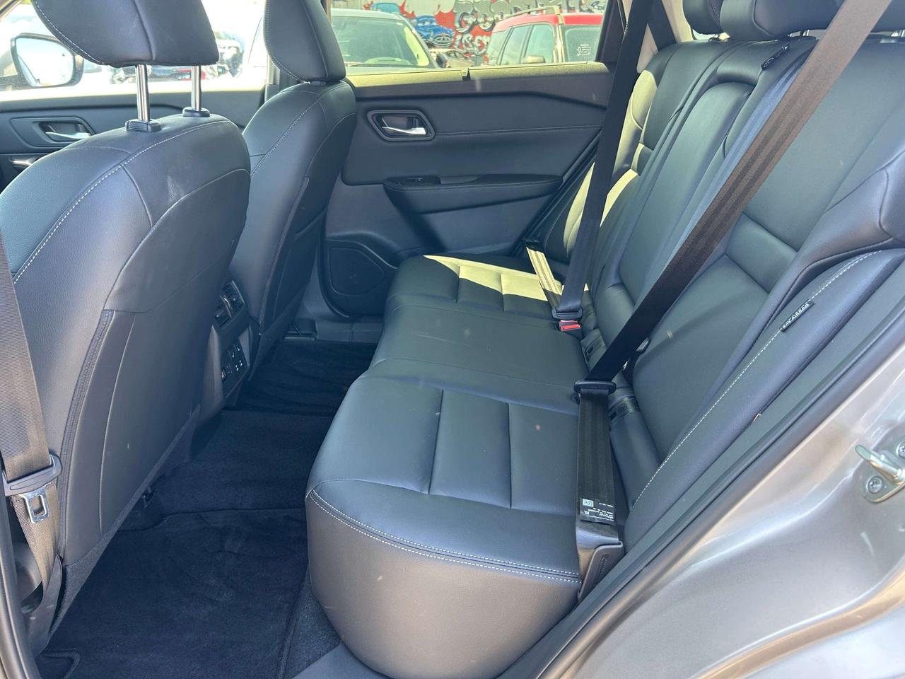 2025 Nissan Rogue SL, CLEAN CARFAX, SUNROOF, REMOTE START, NAV! Photo