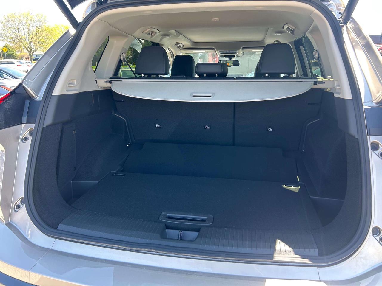 2025 Nissan Rogue SL, CLEAN CARFAX, SUNROOF, REMOTE START, NAV! Photo