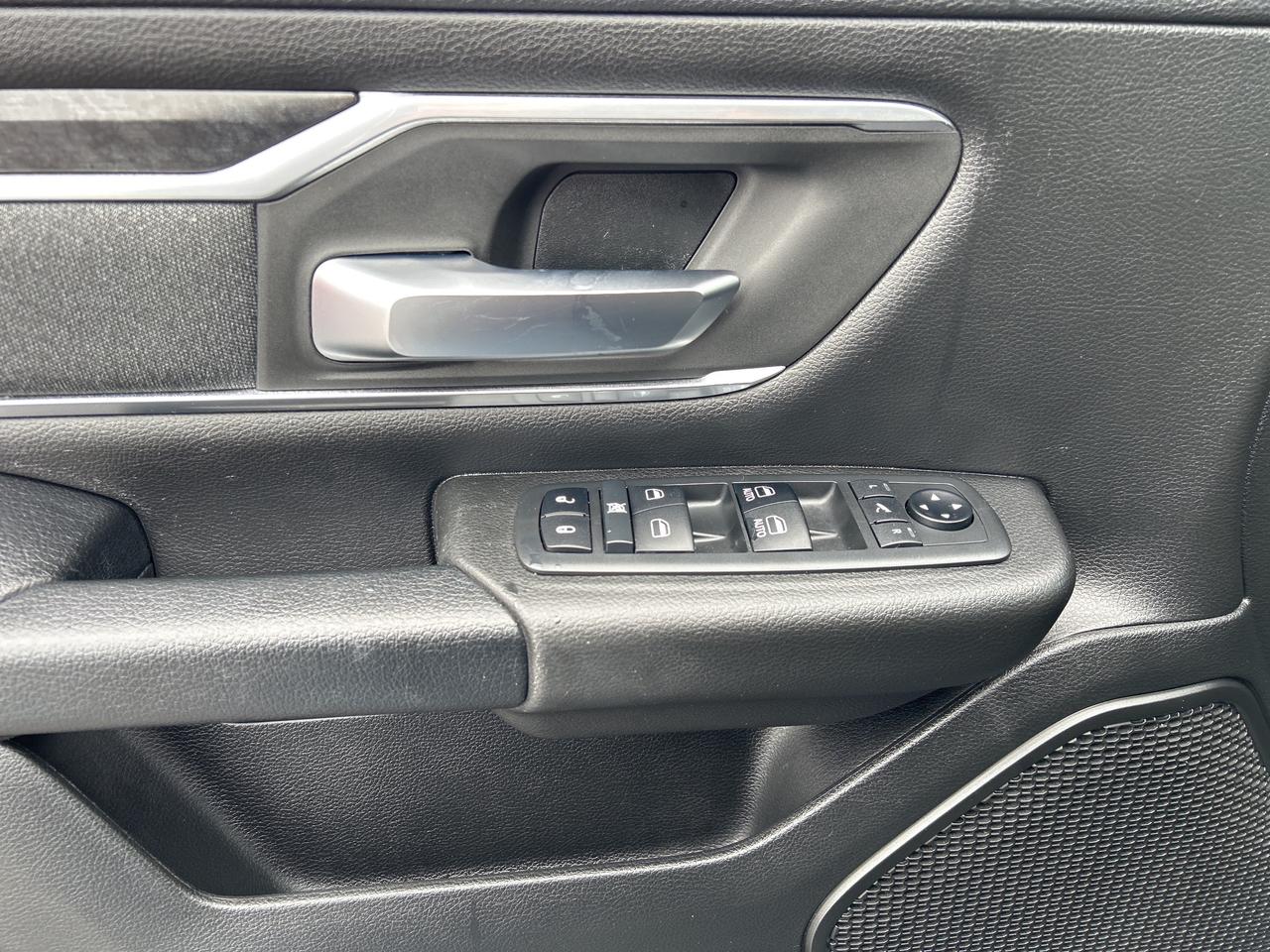 2019 RAM 1500 Big Horn 5.7L/4X4 CALL NAPANEE 613-354-2100 Photo