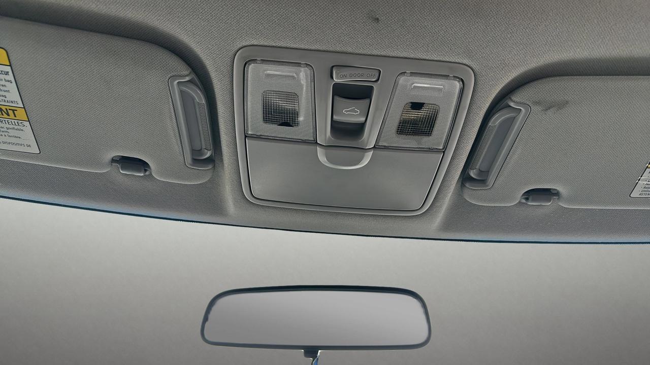 2012 Hyundai Veloster 3dr Cpe Man w-Tech Photo