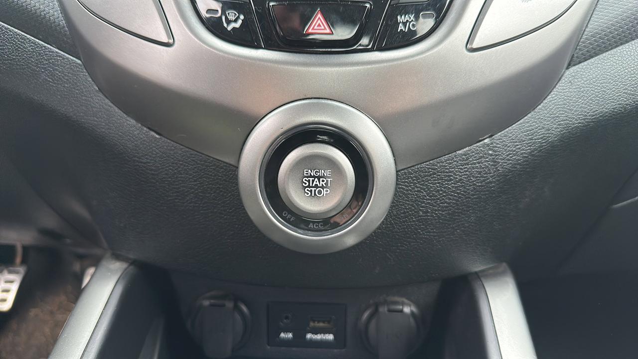 2012 Hyundai Veloster 3dr Cpe Man w-Tech Photo