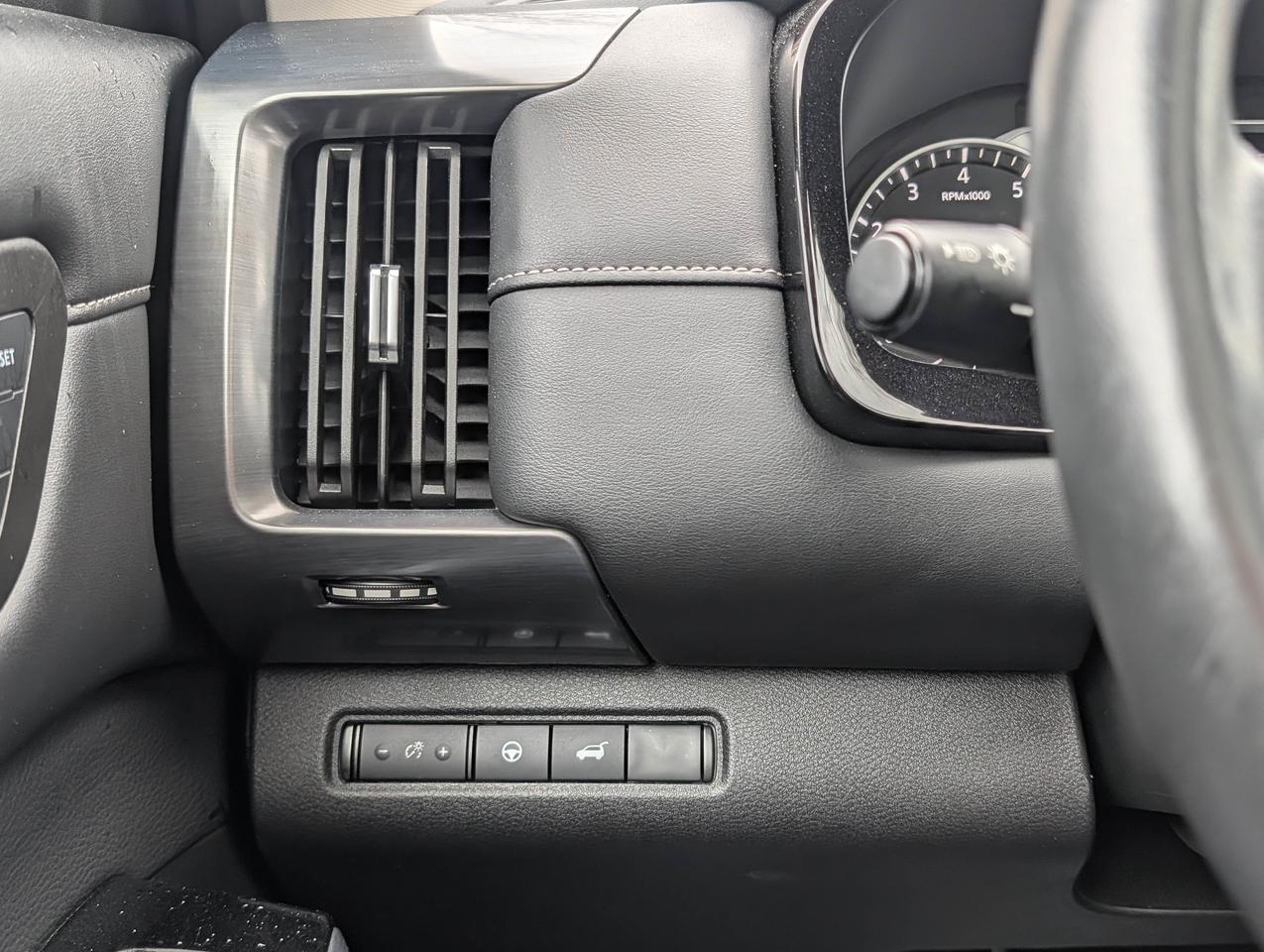 2024 Nissan Pathfinder SL Photo