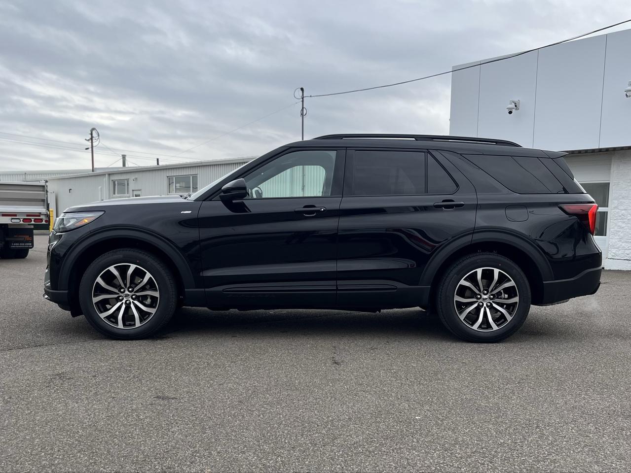 2026 Ford Explorer ST-Line 4WD Photo3