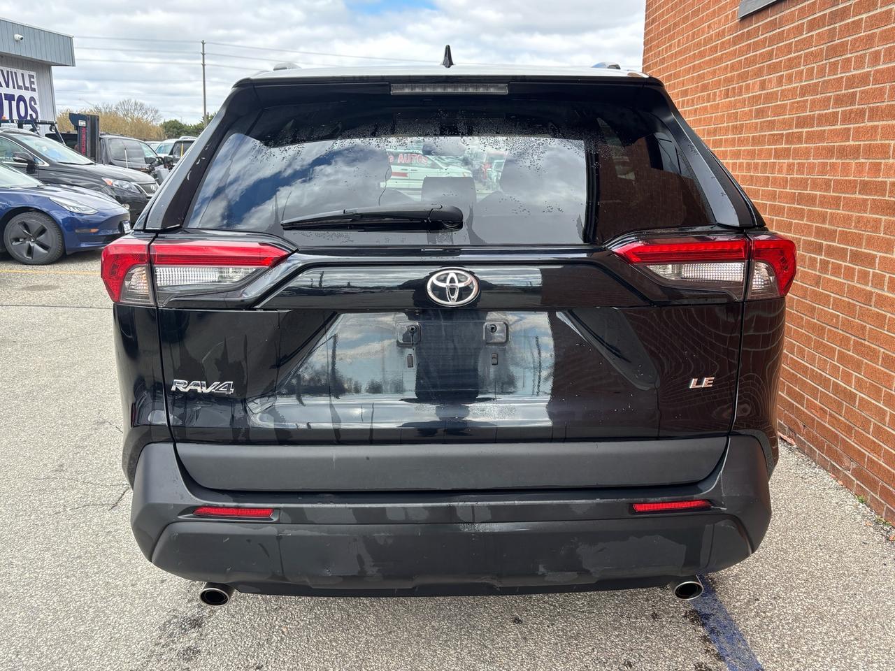 2021 Toyota RAV4 LE FWD Photo4