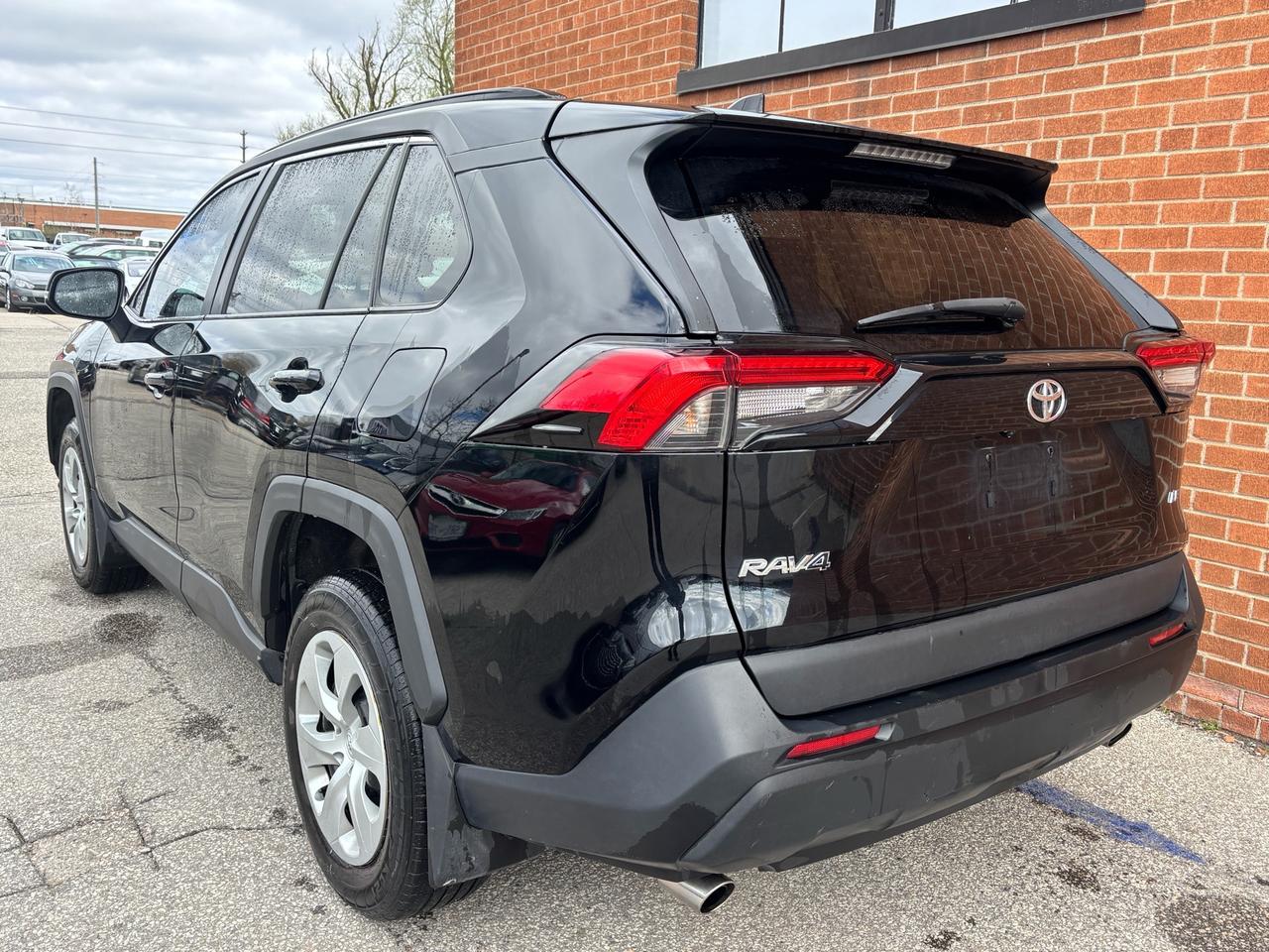 2021 Toyota RAV4 LE FWD Photo3