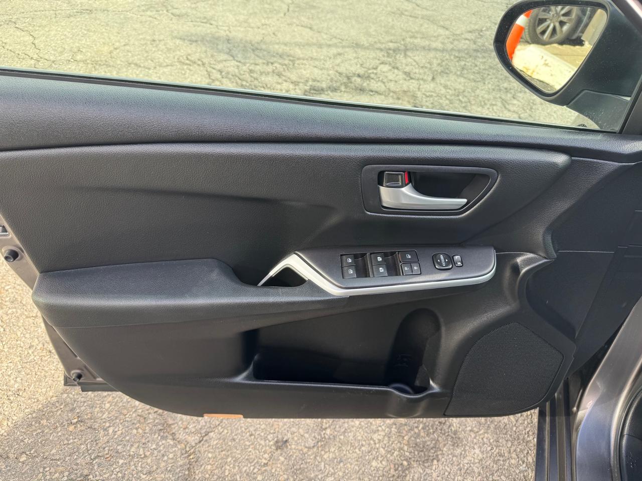 2015 Toyota Camry SE LOW KMS | FLORIDA CAR | EXCELLENT UNDERCARRIAGE Photo