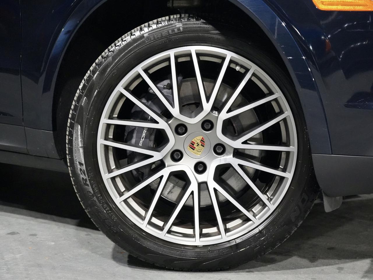 2022 Porsche Cayenne Platinum Edition AWD Photo3