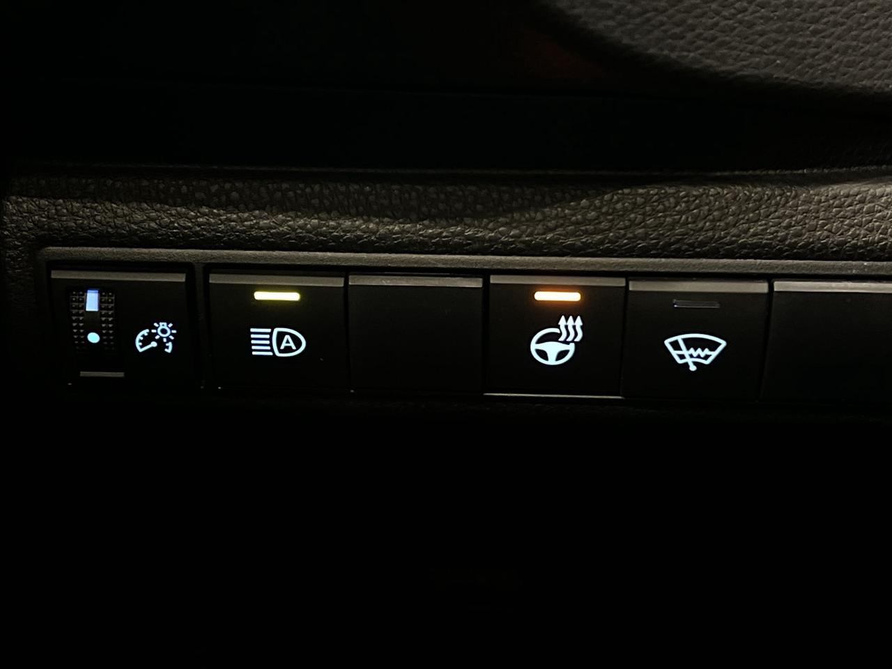 2021 Toyota Corolla SE NIGHTSHADE | HATCH | HTD SEATS | CARPLAY | Photo