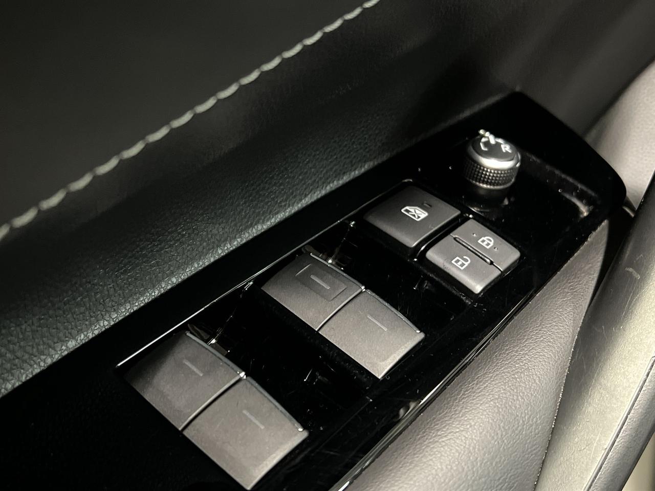 2021 Toyota Corolla SE NIGHTSHADE | HATCH | HTD SEATS | CARPLAY | Photo