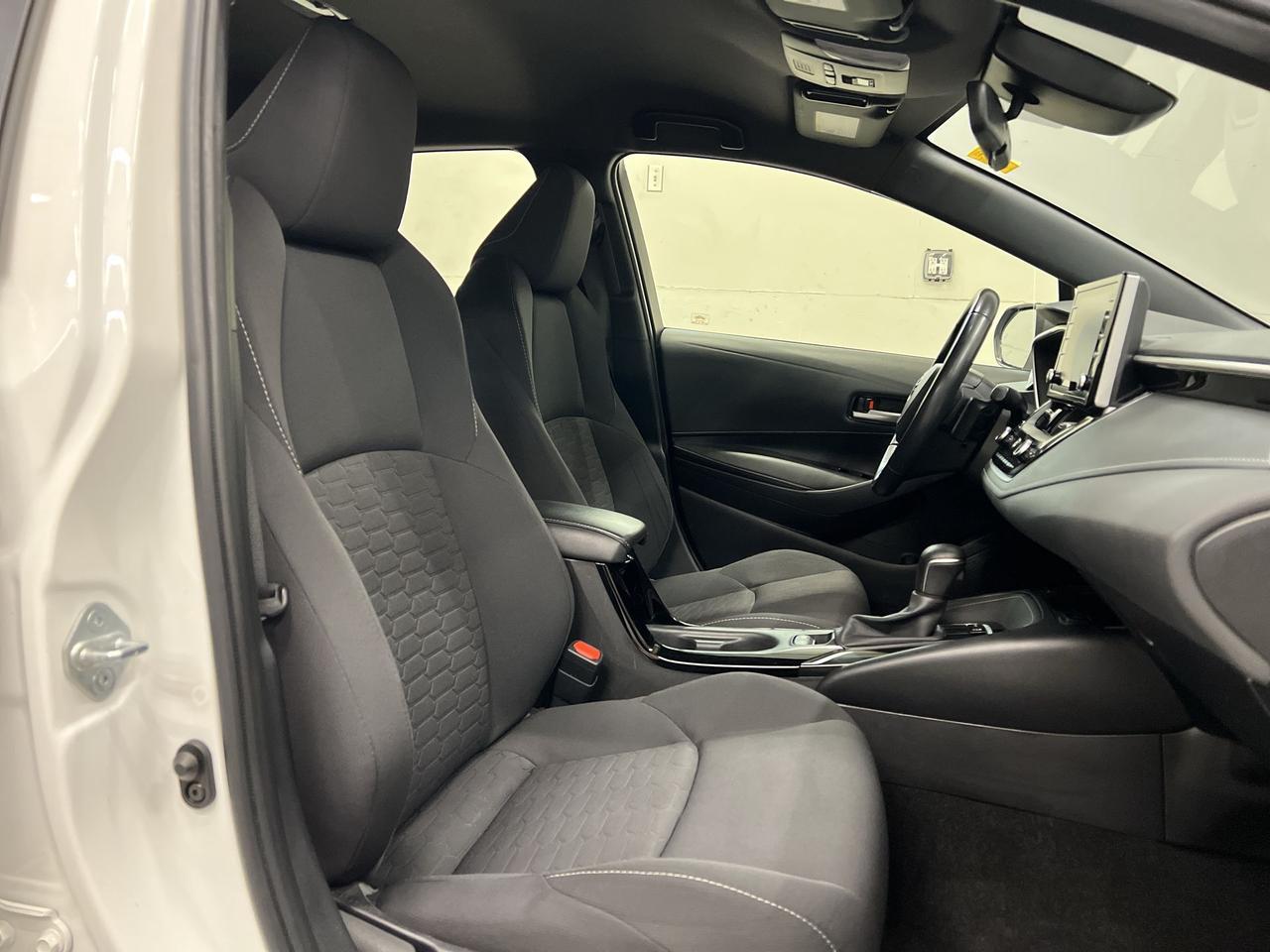 2021 Toyota Corolla SE NIGHTSHADE | HATCH | HTD SEATS | CARPLAY | Photo