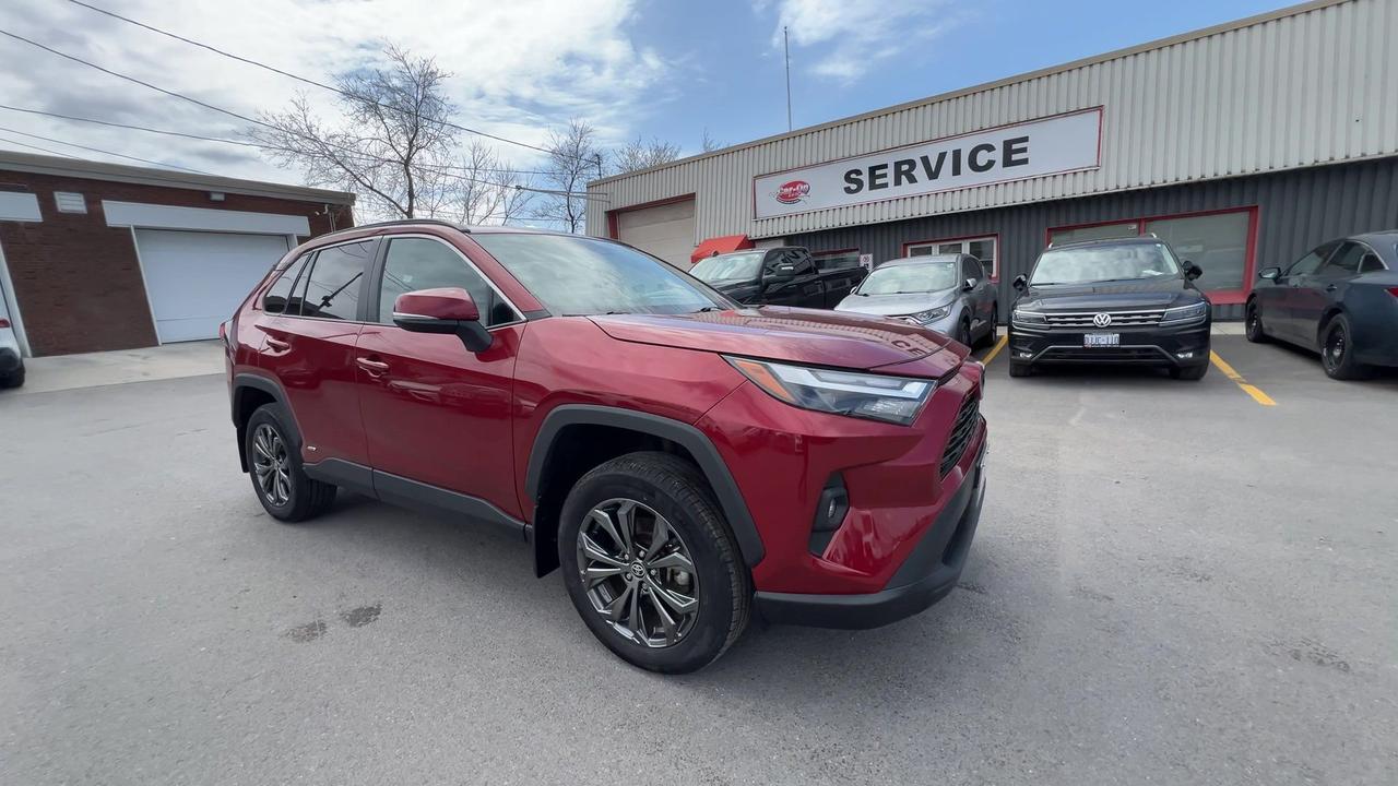 2023 Toyota RAV4 XLE PREMIUM AWD | HTD LEATHER | SUNROOF | CARPLAY Photo