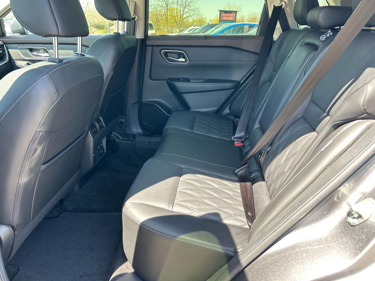 2023 Nissan Rogue PLATINUM, CLEAN CARFAX, SUNROOF, REMOTE START! - Photo #18