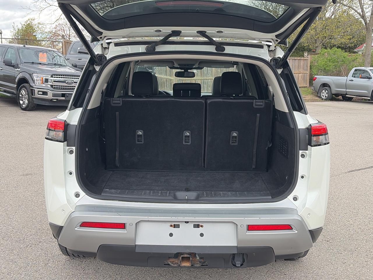 2022 Nissan Pathfinder SL, AWD, LEATHER, MOONROOF, REMOTE START! Photo