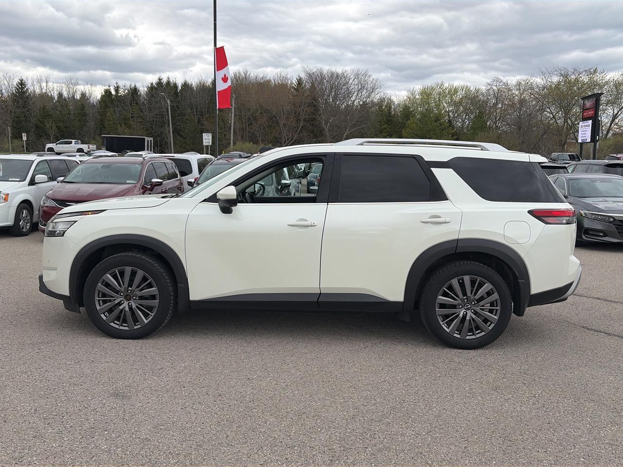 2022 Nissan Pathfinder SL, AWD, LEATHER, MOONROOF, REMOTE START! Photo