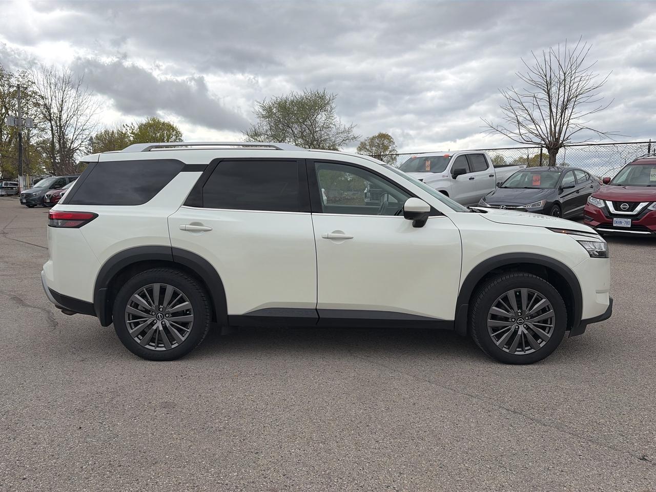 2022 Nissan Pathfinder SL, AWD, LEATHER, MOONROOF, REMOTE START! Photo