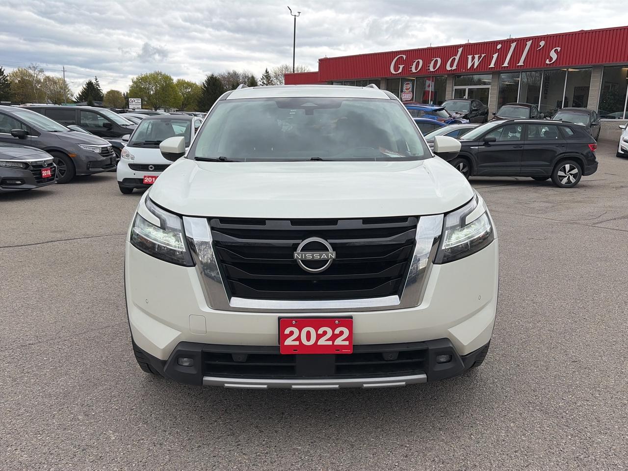 2022 Nissan Pathfinder SL, AWD, LEATHER, MOONROOF, REMOTE START! Photo