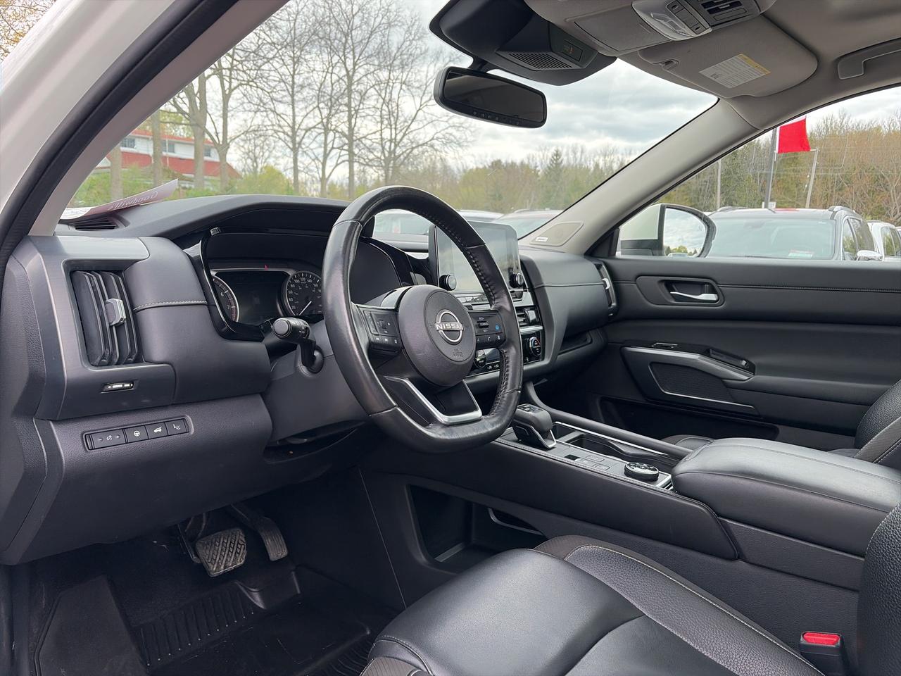 2022 Nissan Pathfinder SL, AWD, LEATHER, MOONROOF, REMOTE START! Photo