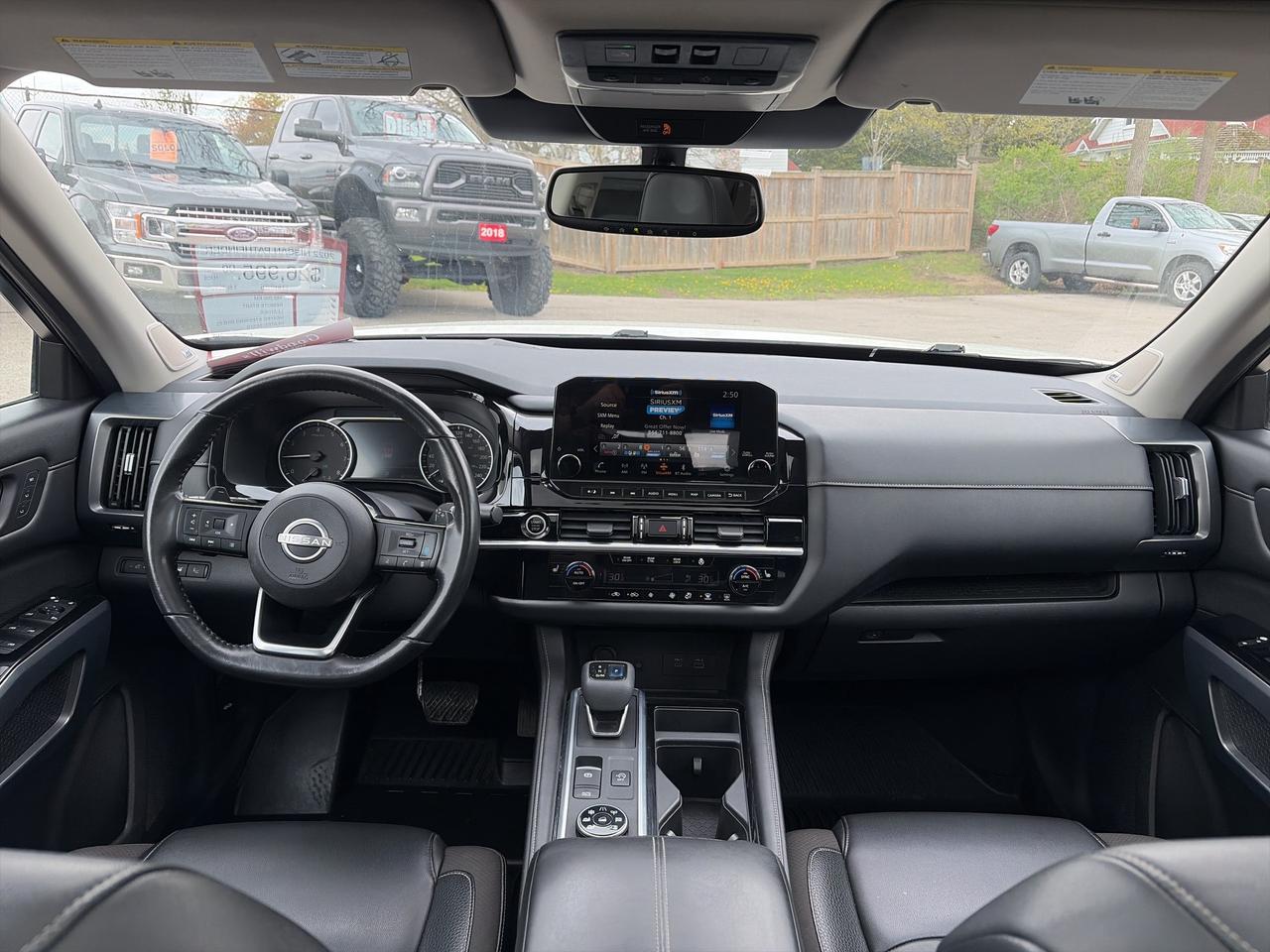 2022 Nissan Pathfinder SL, AWD, LEATHER, MOONROOF, REMOTE START! Photo