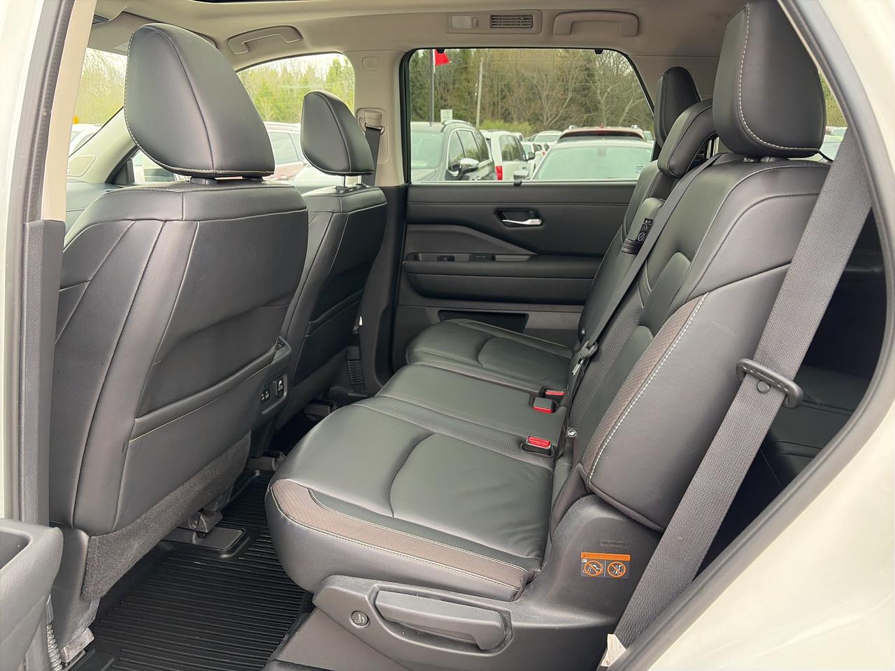 2022 Nissan Pathfinder SL, AWD, LEATHER, MOONROOF, REMOTE START! - Photo #17
