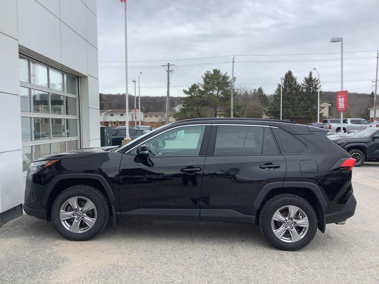 2023 Toyota RAV4 XLE Photo4