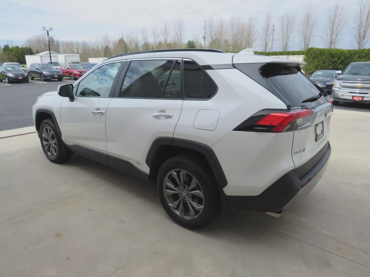 2022 Toyota RAV4 Hybrid Limited | Low KM | AWD | Leather | Navigation | Sunroof | Heated Front + Rear Seats | 360 Reverse Camera| Photo