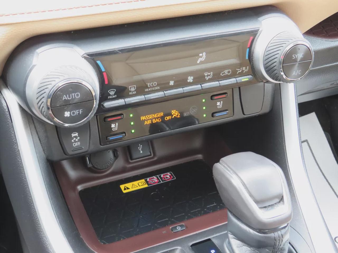 2022 Toyota RAV4 Hybrid Limited | Low KM | AWD | Leather | Navigation | Sunroof | Heated Front + Rear Seats | 360 Reverse Camera| Photo