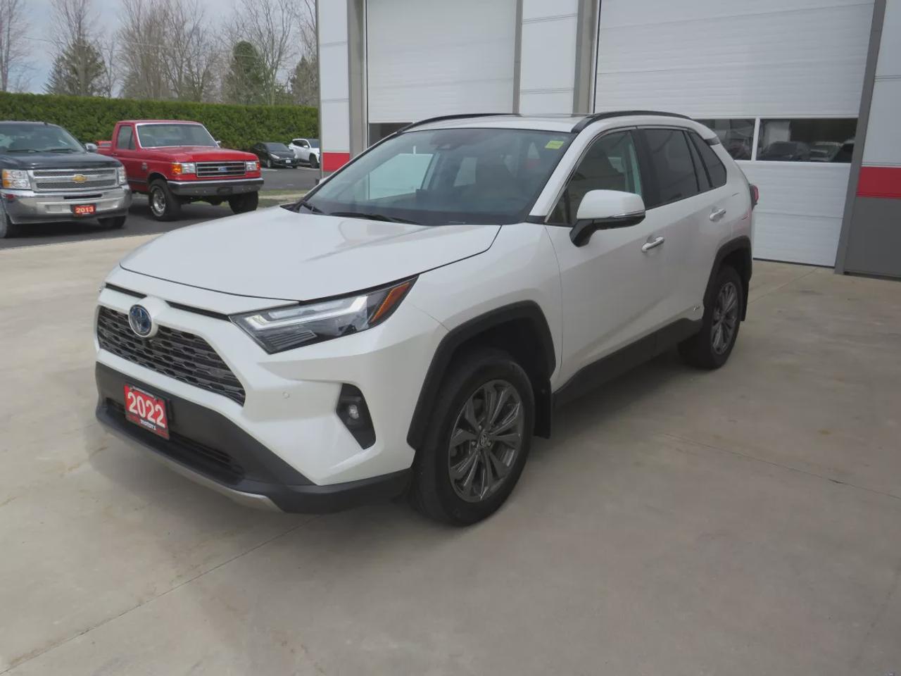 2022 Toyota RAV4 Hybrid Limited | Low KM | AWD | Leather | Navigation | Sunroof | Heated Front + Rear Seats | 360 Reverse Camera| Photo