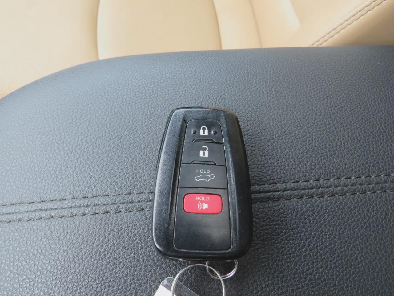 2022 Toyota RAV4 Hybrid Limited | Low KM | AWD | Leather | Navigation | Sunroof | Heated Front + Rear Seats | 360 Reverse Camera| Photo