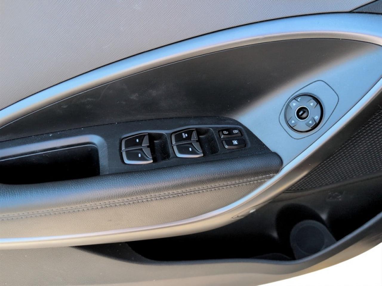 2017 Hyundai Santa Fe Sport 2.4L FWD  **LOW MILEAGE** Photo