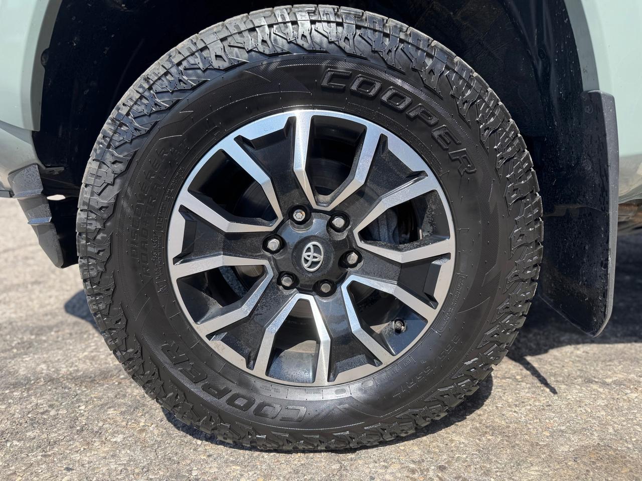2023 Toyota Tacoma ONE OWNER | ACCIDENT FREE | DEALER SERVICED Photo