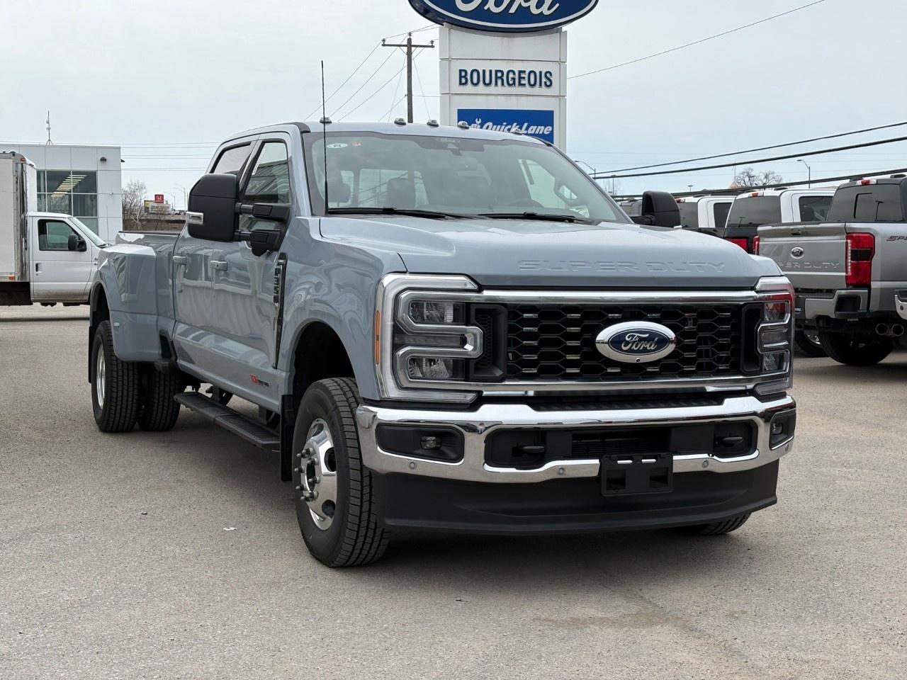 2026 Ford F-350 Super Duty DRW LARIAT 4WD CREW CAB 8' BOX Photo3