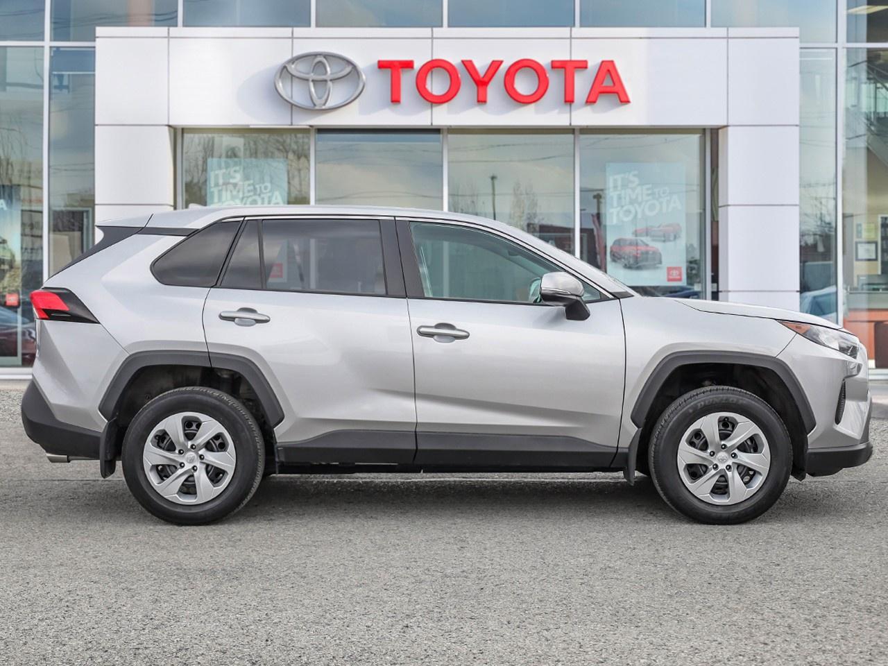 2022 Toyota RAV4 LE Photo2