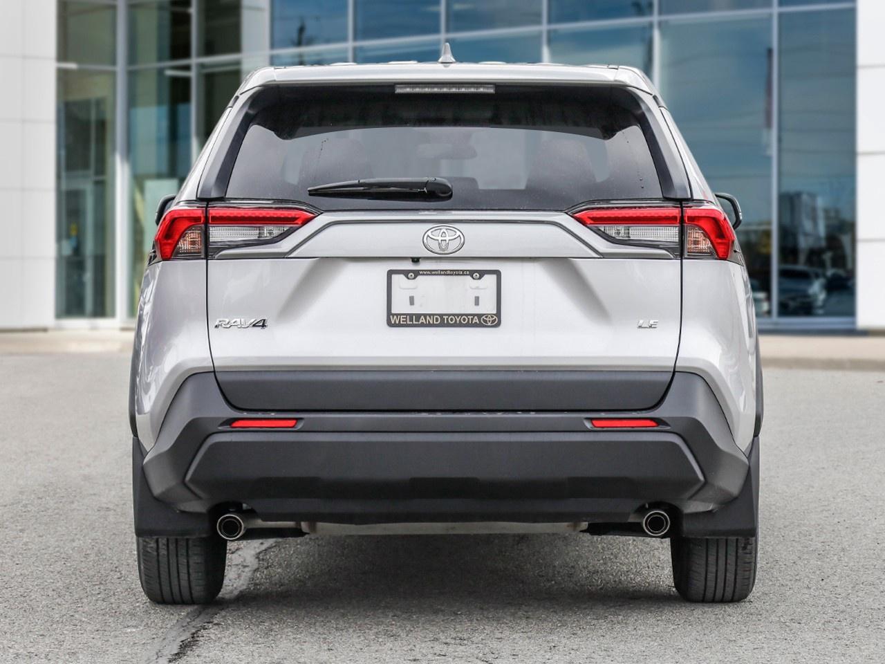 2022 Toyota RAV4 LE Photo4