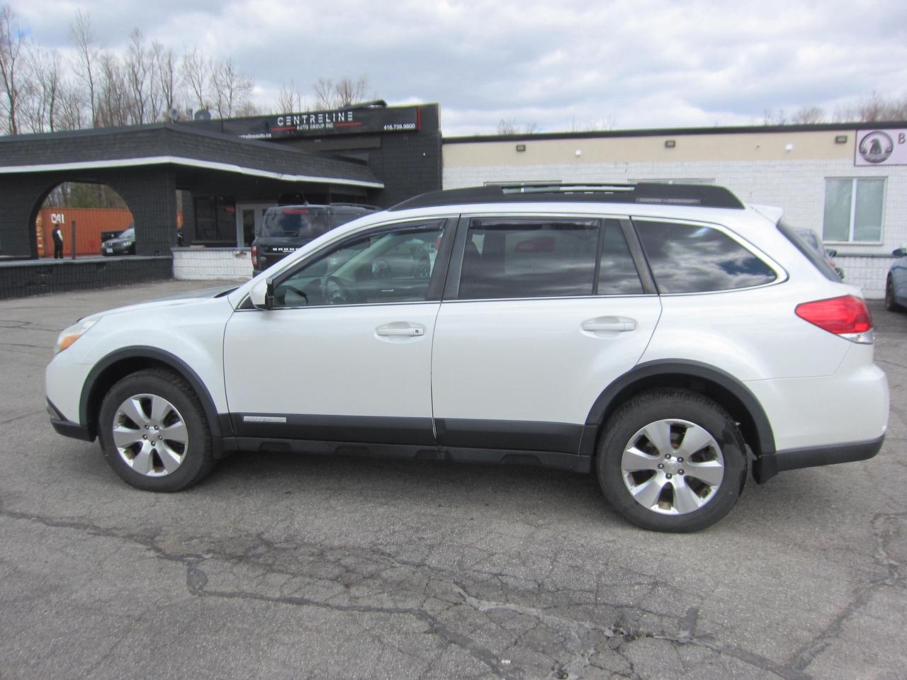 2011 Subaru Outback LIMITED Photo