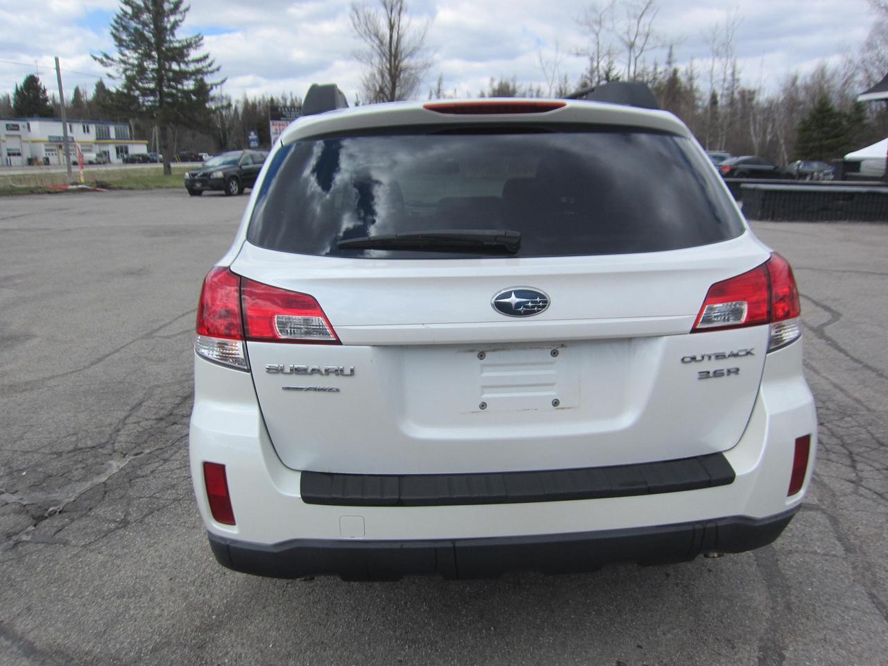2011 Subaru Outback LIMITED Photo3