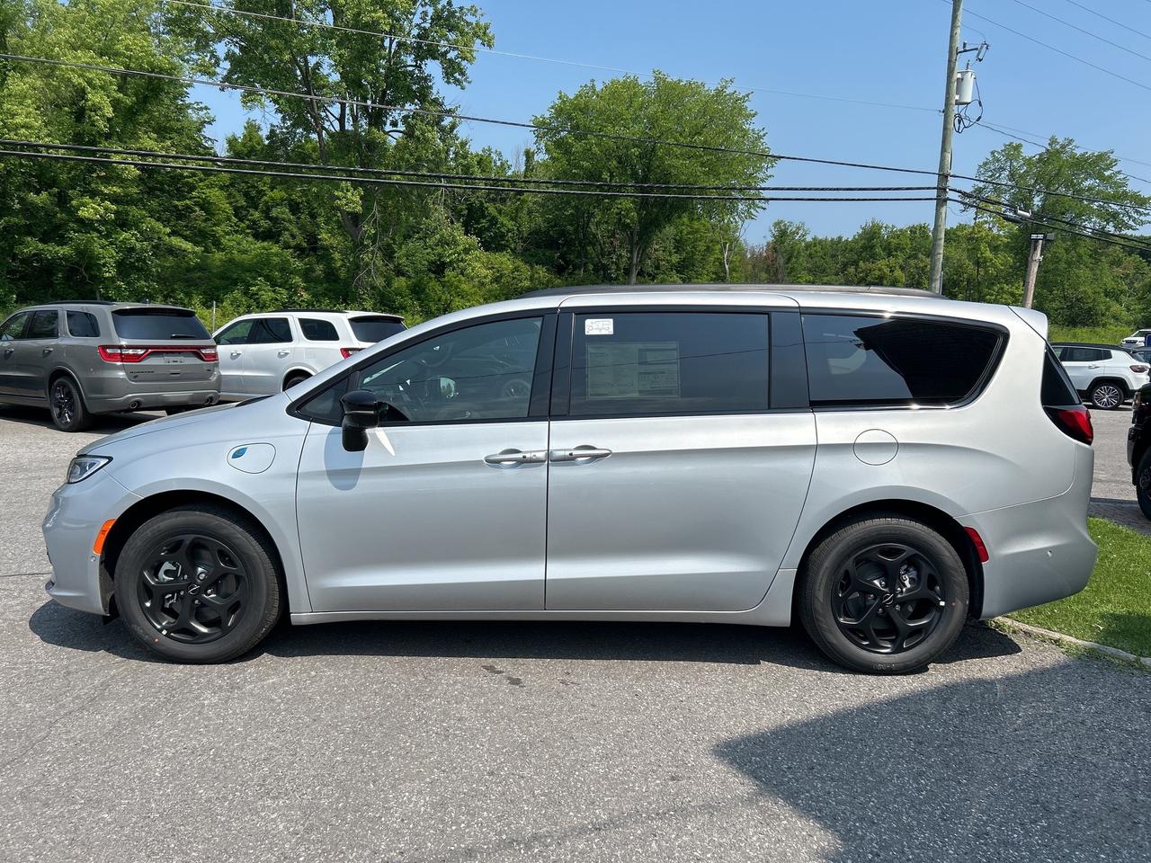 2024 Chrysler Pacifica Hybrid S Trim Hybrid Photo3