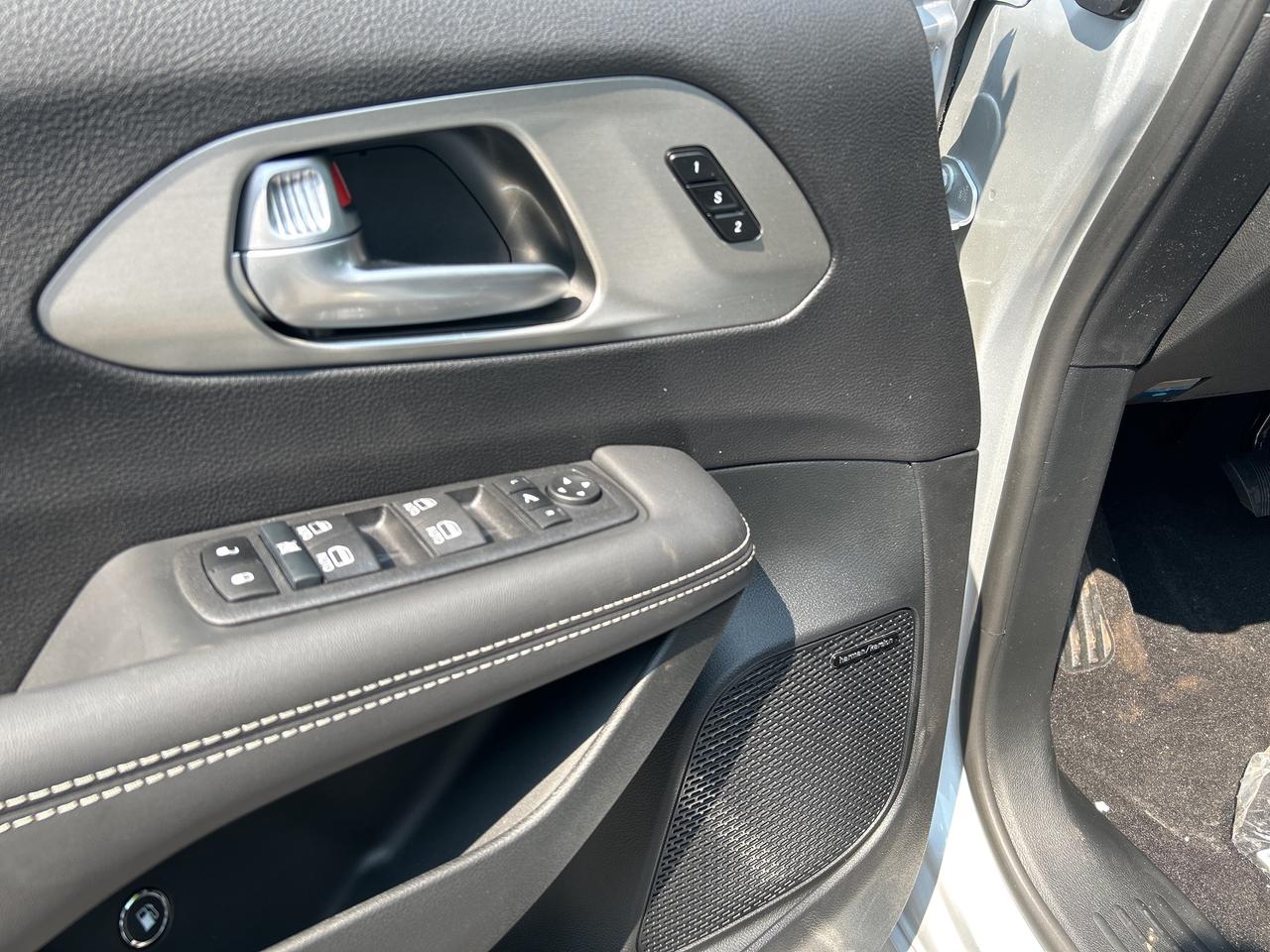 2024 Chrysler Pacifica Hybrid S Trim Hybrid Photo