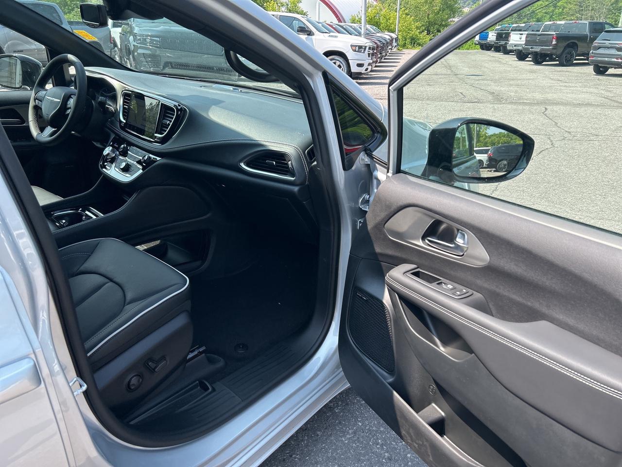 2024 Chrysler Pacifica Hybrid S Trim Hybrid Photo