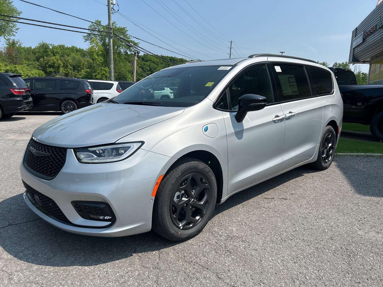 2024 Chrysler Pacifica S Trim Hybrid Photo