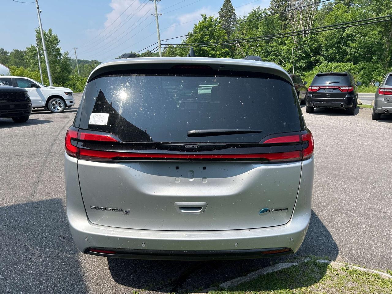 2024 Chrysler Pacifica S Trim Hybrid Photo
