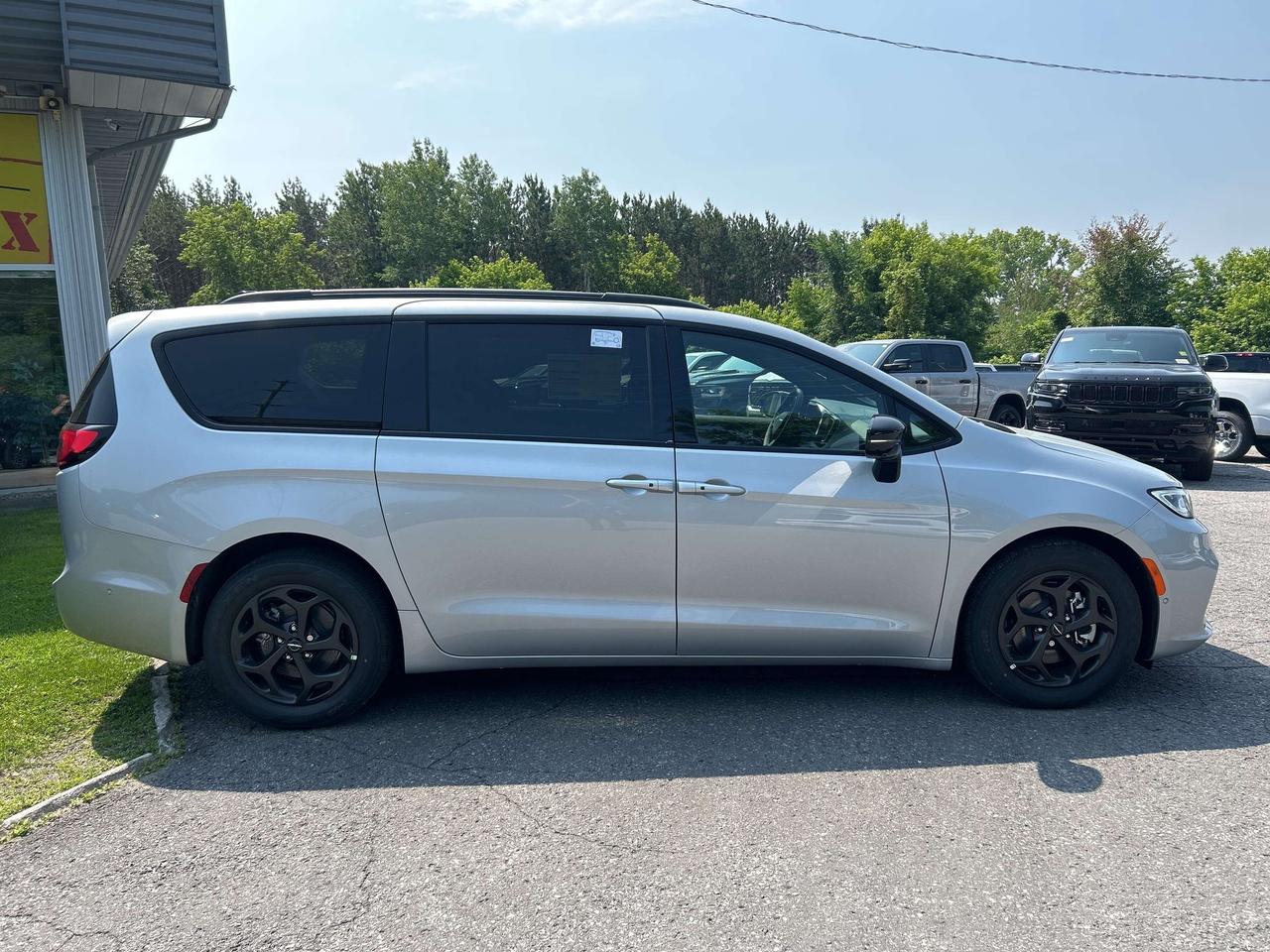 2024 Chrysler Pacifica S Trim Hybrid Photo