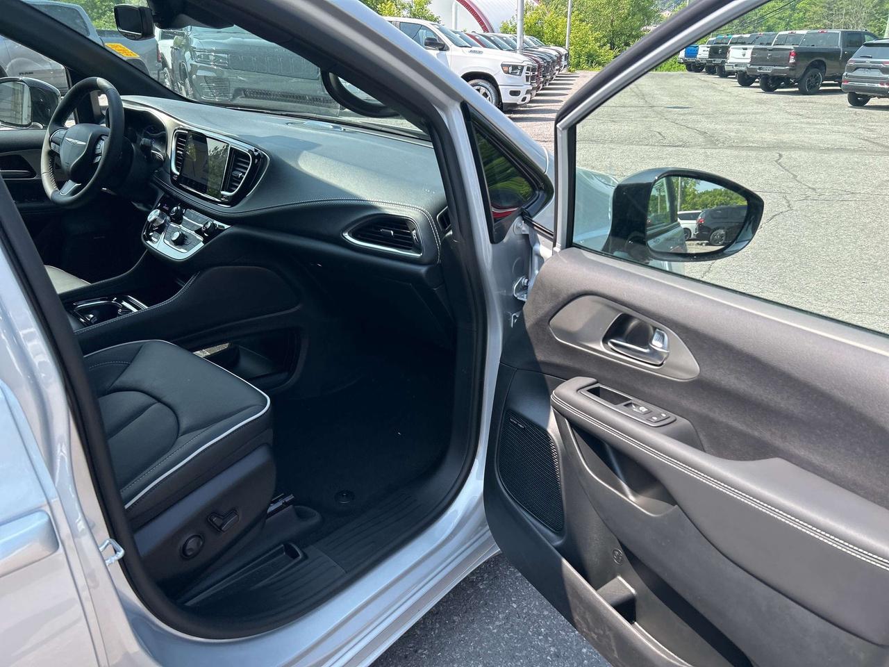 2024 Chrysler Pacifica S Trim Hybrid Photo