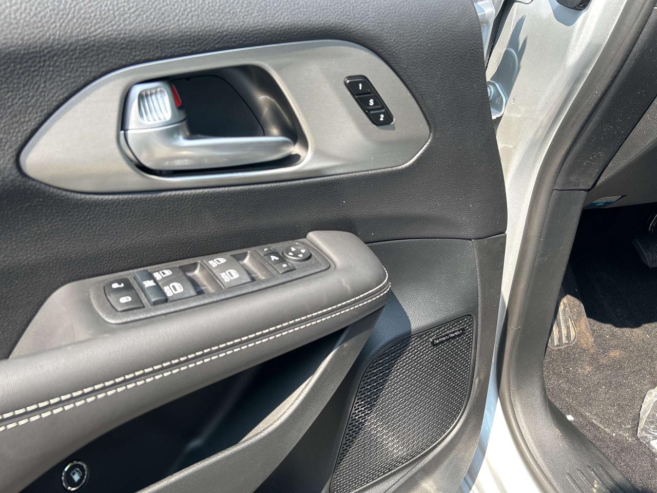 2024 Chrysler Pacifica S Trim Hybrid Photo