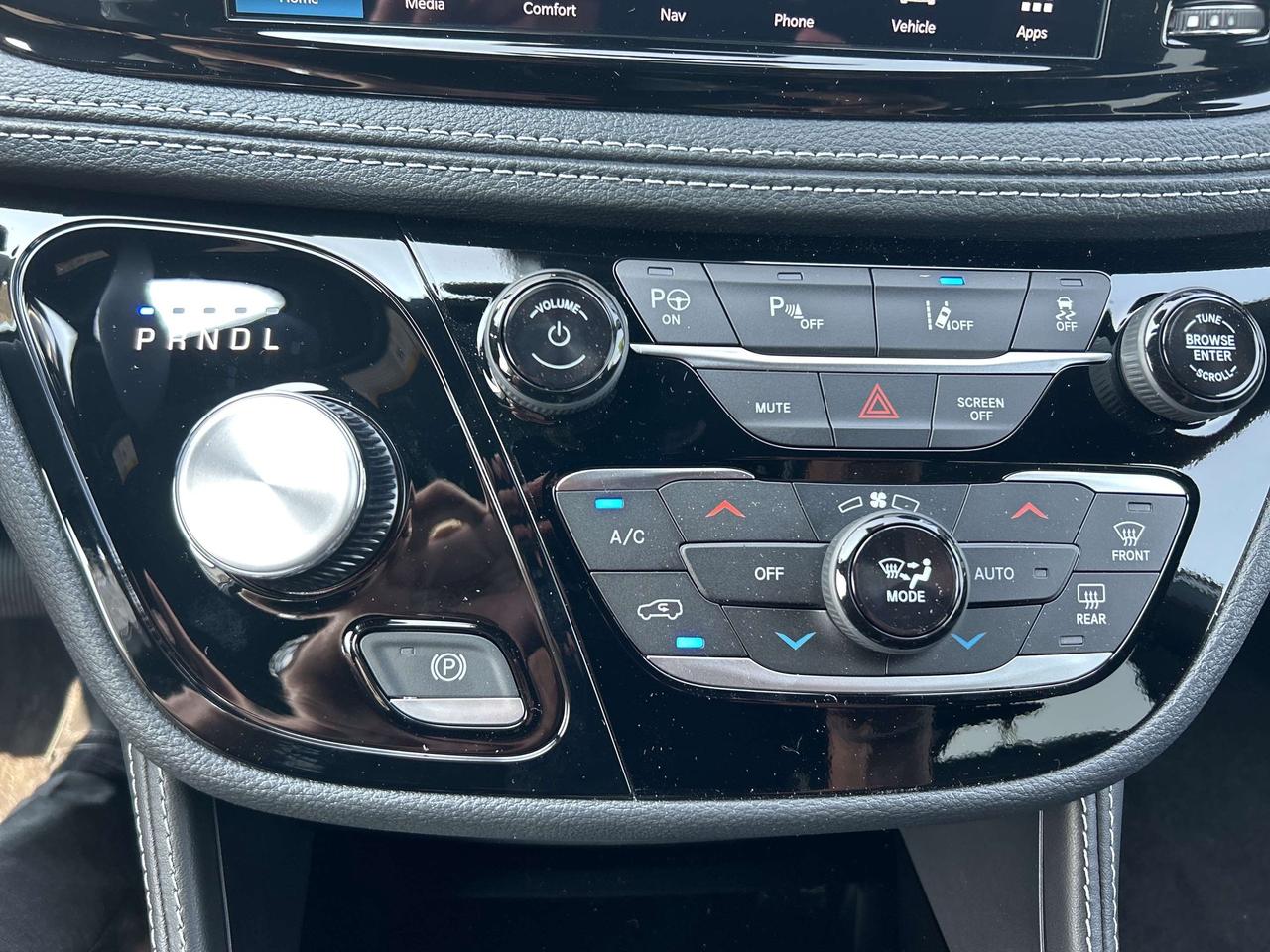 2024 Chrysler Pacifica S Trim Hybrid Photo