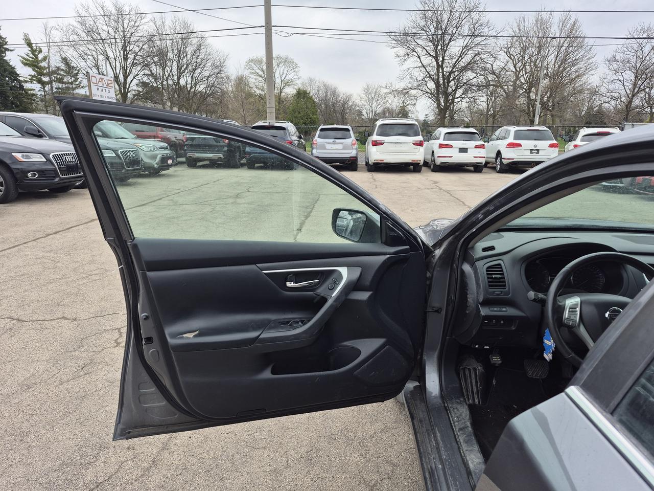 2017 Nissan Altima SV Photo