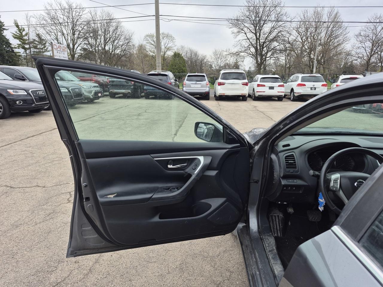 2017 Nissan Altima SV Photo
