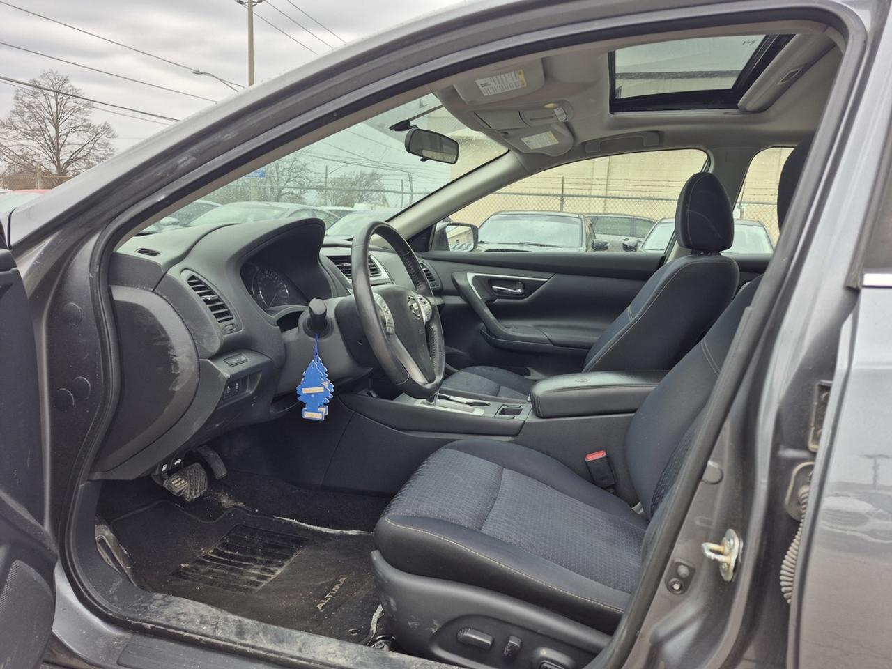2017 Nissan Altima SV Photo
