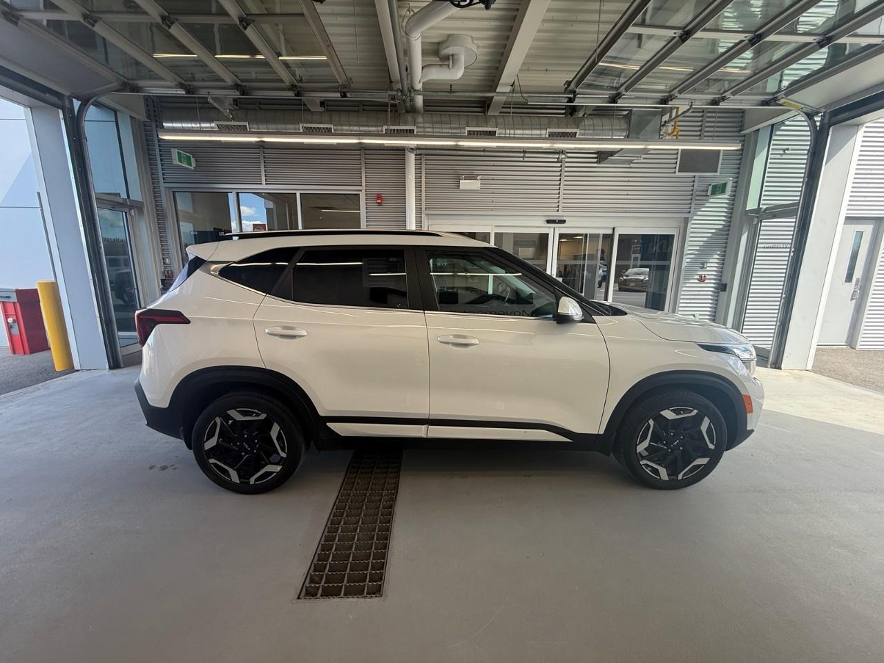 2024 Kia Seltos SX w/Brown Interior 4dr All-Wheel Drive Photo